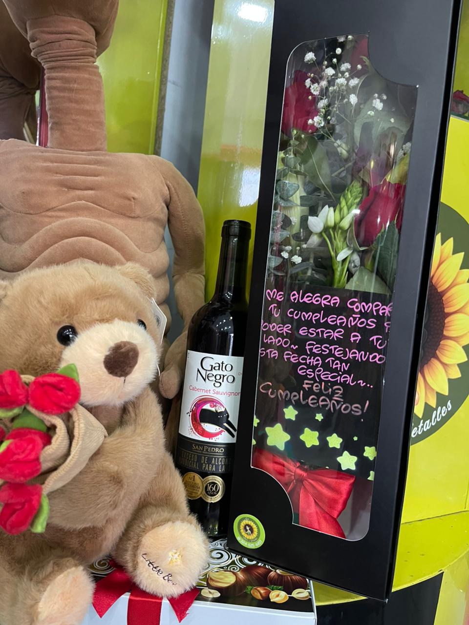 Ancheta con oso de peluche, vino y flores