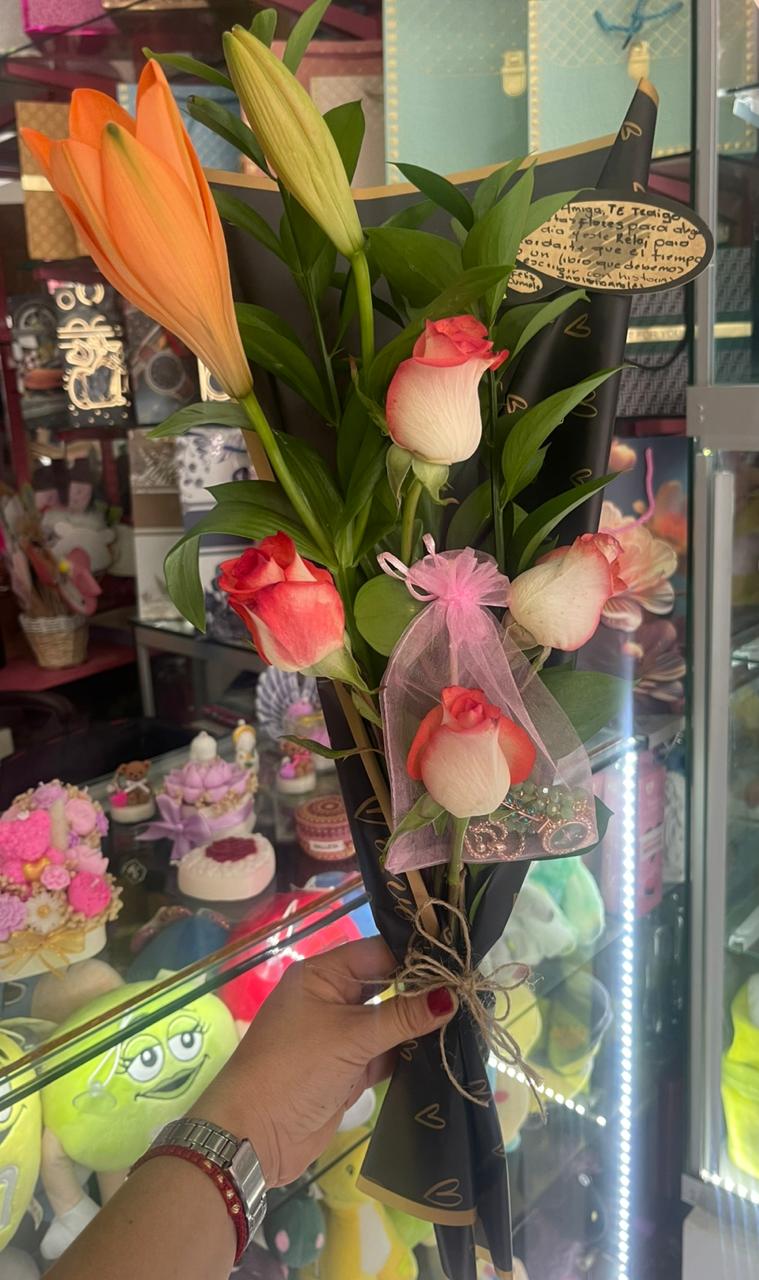 Arreglo alto con lirios y rosas