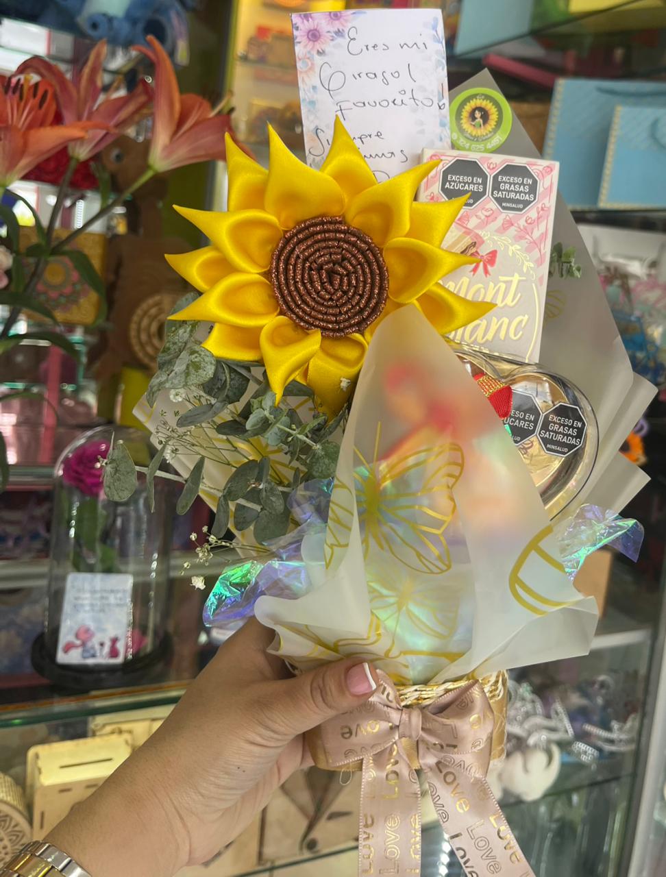 Ancheta con girasol y regalos varios