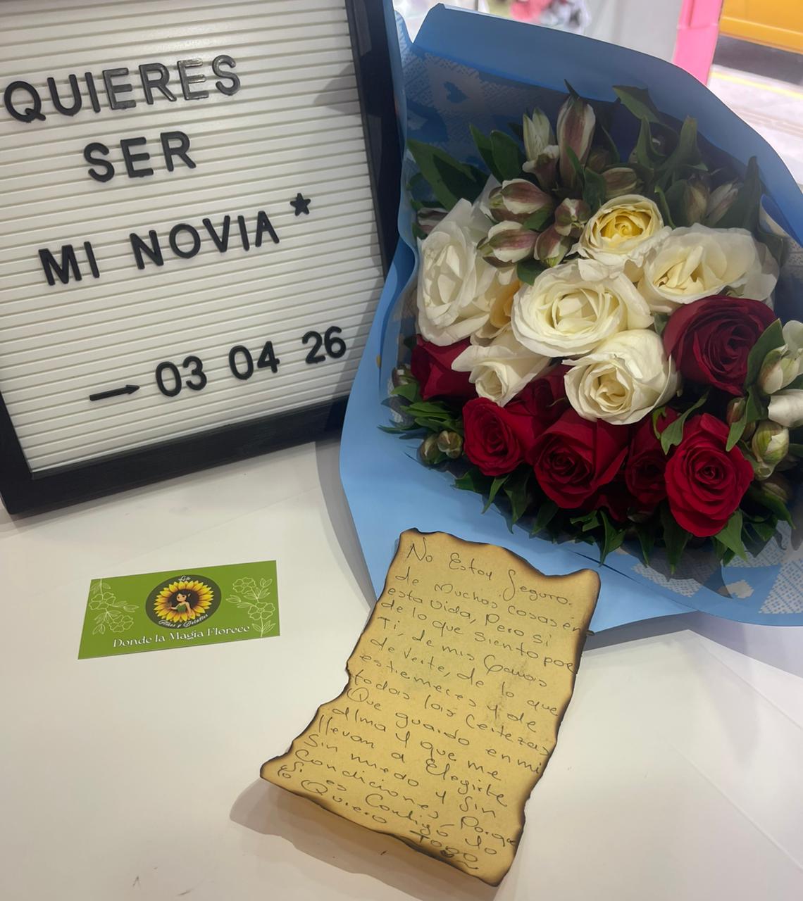 Rosas rojas y blancas para propuesta