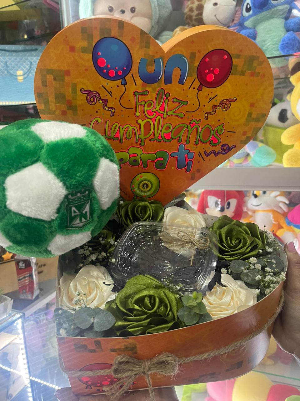 Caja corazón con balón y rosas