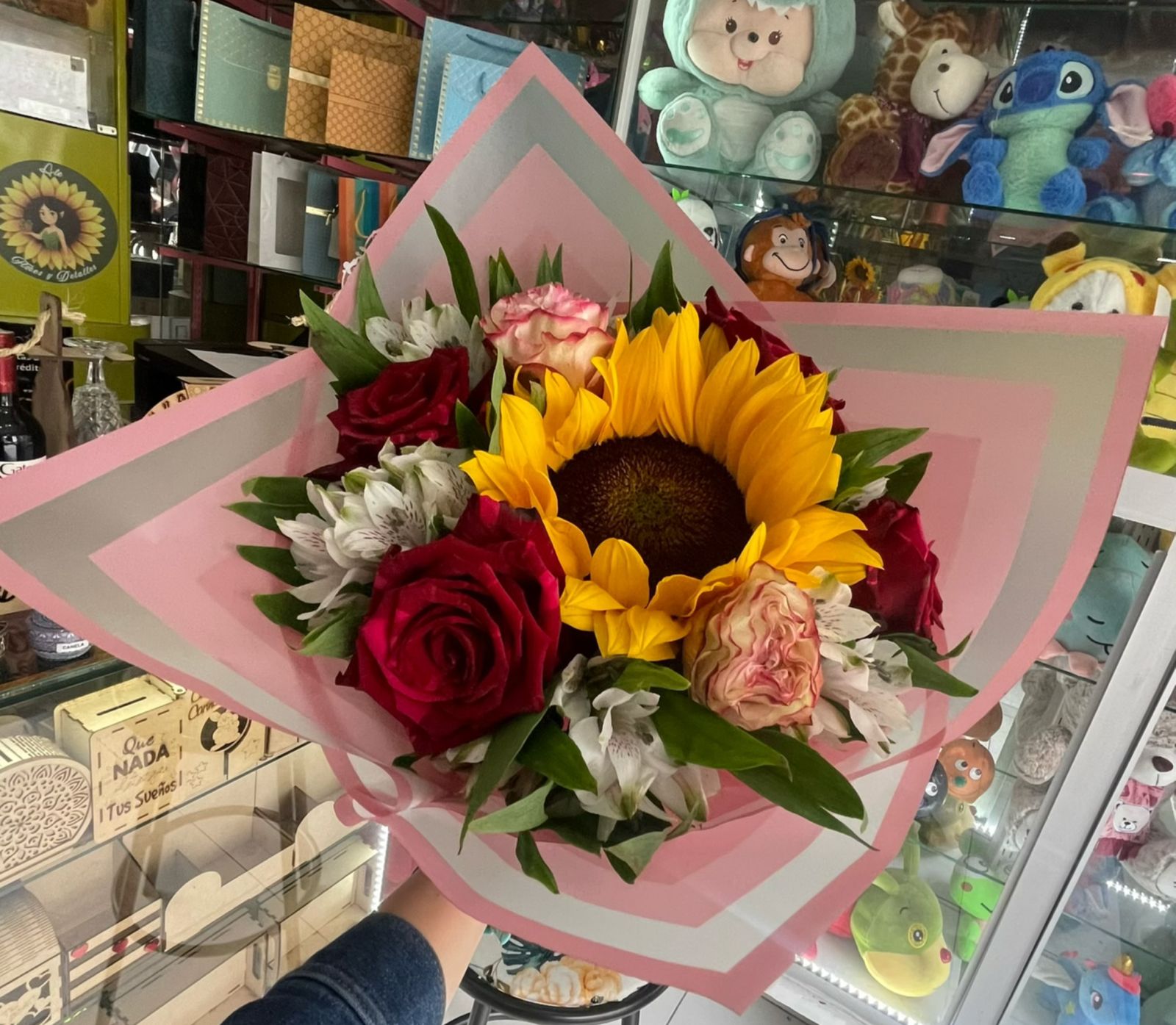 Ramo de girasol y rosas combinadas