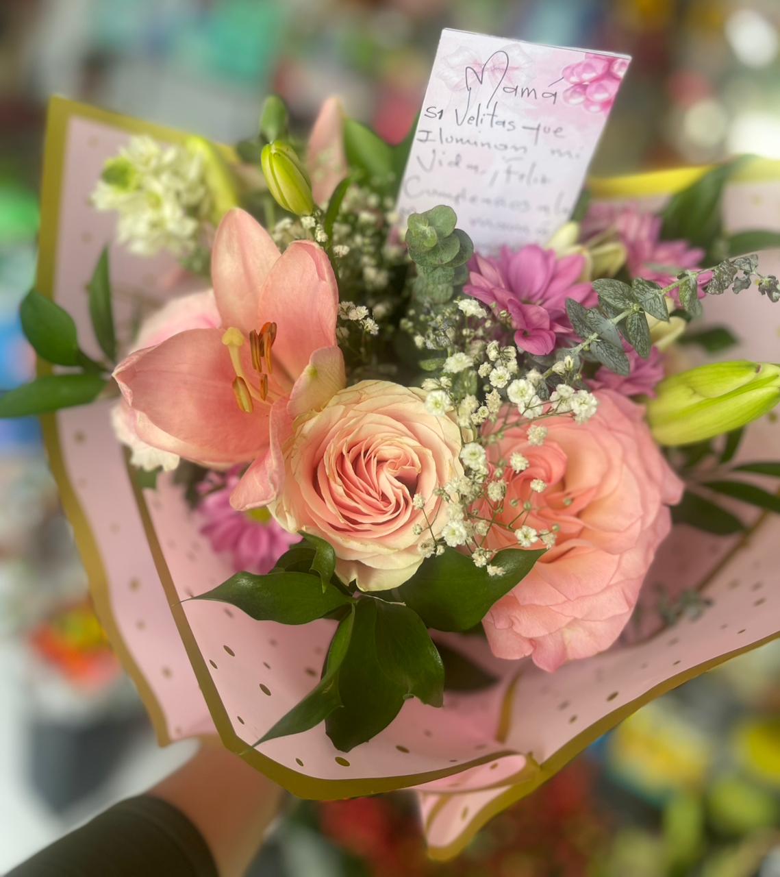 Ramo de rosas rosadas y lirios