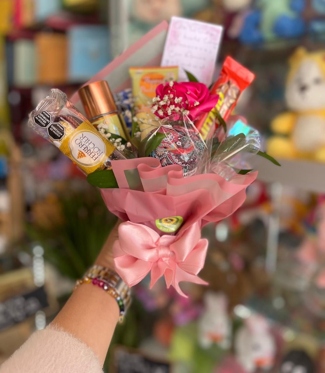 Bouquet de dulces y perfume rosado