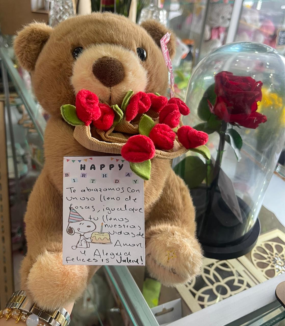 Ancheta con oso, rosas y rosa preservada en domo