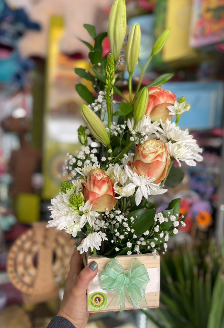 Rosas durazno y lirios en caja decorativa
