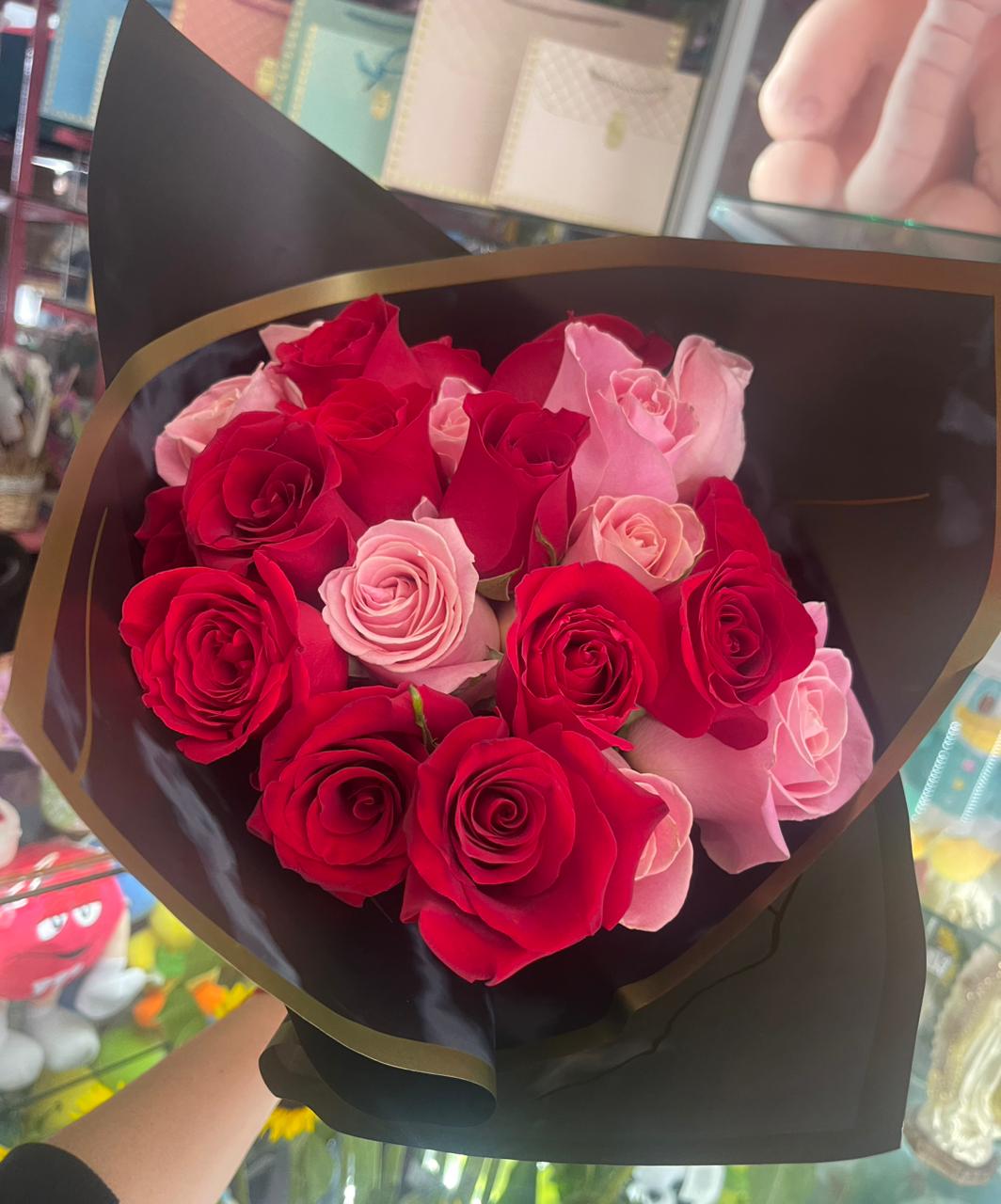 Rosas rojas y rosadas sobre fondo negro